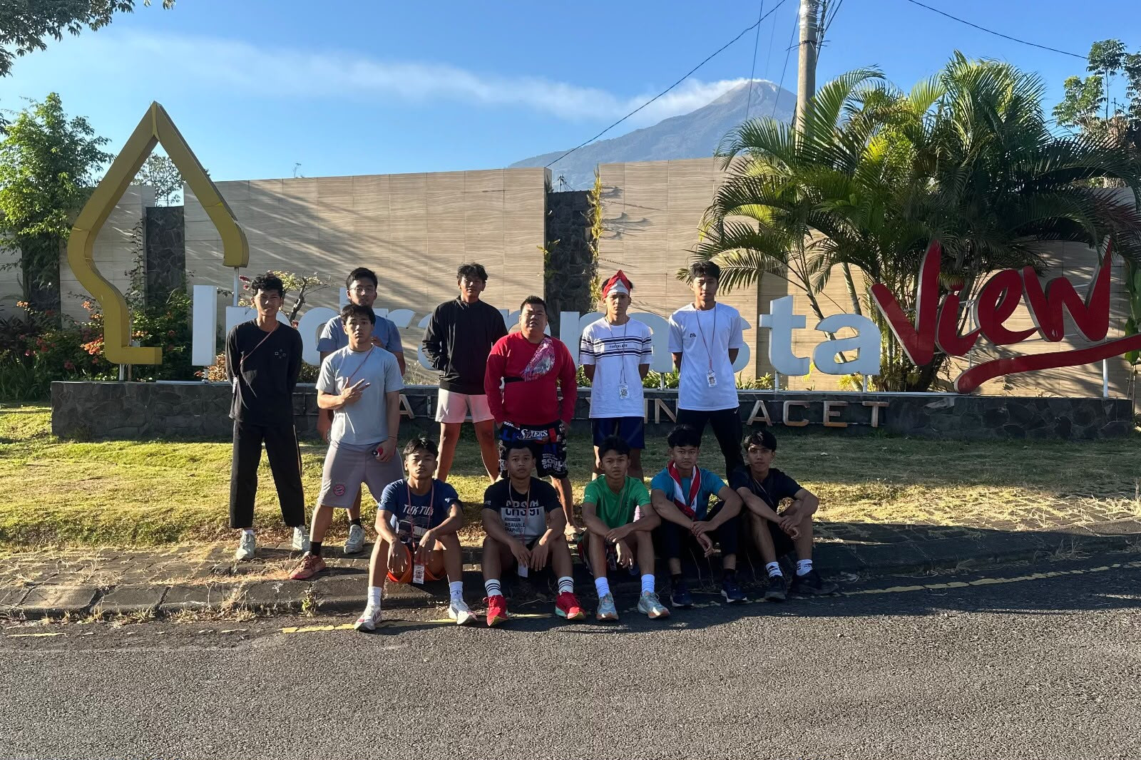 Skuad putra SMAN 13 Surabaya berfoto bersama saat menjalani training camp di Pacet menjelang Honda DBL with Kopi Good Day 2026 East Java-North. (Foto: Dokumentasi Pribadi Daffa Mahesa)