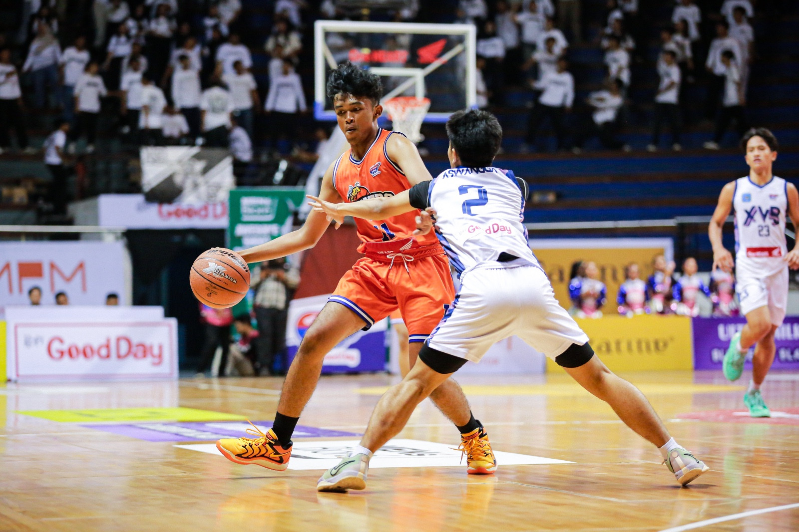 Pemain Smanam berusaha melewati penjagaan pemain SMAN 15 Surabaya pada Honda DBL with Kopi Good Day 2025 East Java-North.