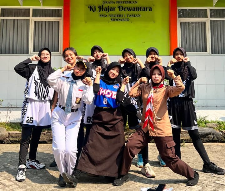 Potret putri Smanita foto bersama di tengah kesibukan mereka (Foto: Dokumentasi pribadi Naila Rahma Rizkiyyah)