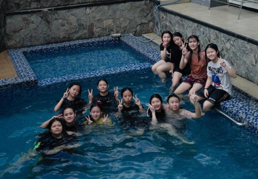Keseruan skuad Cheetah East ketika berenang bersama (Foto: Dokumentasi pribadi Cheryl Amelie Salim)
