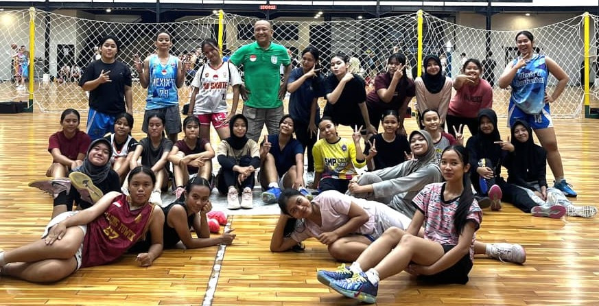 Momen putri Nineteen ketika foto bersama seusai latihan dalam menyambut Honda DBL with Kopi Good Day 2026 East Java-North (Foto: Dokumentasi pribadi Naysila Indri Cintakadirianti)