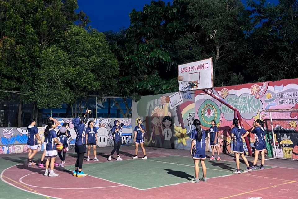 Pemain tim putri Buwitashakti menjalani sesi latihan basket di lapangan sekolah menjelang Honda DBL with Kopi Good Day 2026 East Java-North. (Foto: dokumentasi pribadi Riska Agustin)