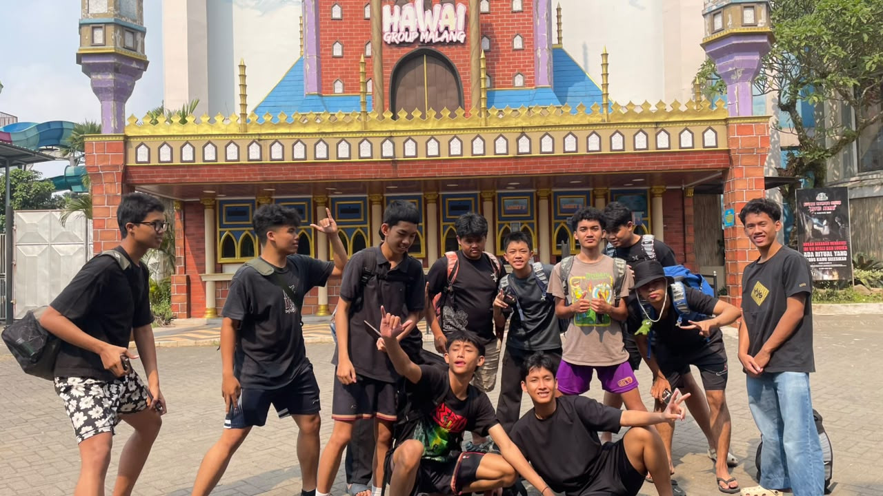 Sejumlah pemain tim putra Smamda berfoto bersama di Hawai Waterpark Malang setelah menjalani agenda try out. (Foto: dokumentasi pribadi Asyraf Zahirul Ubaid Alash)