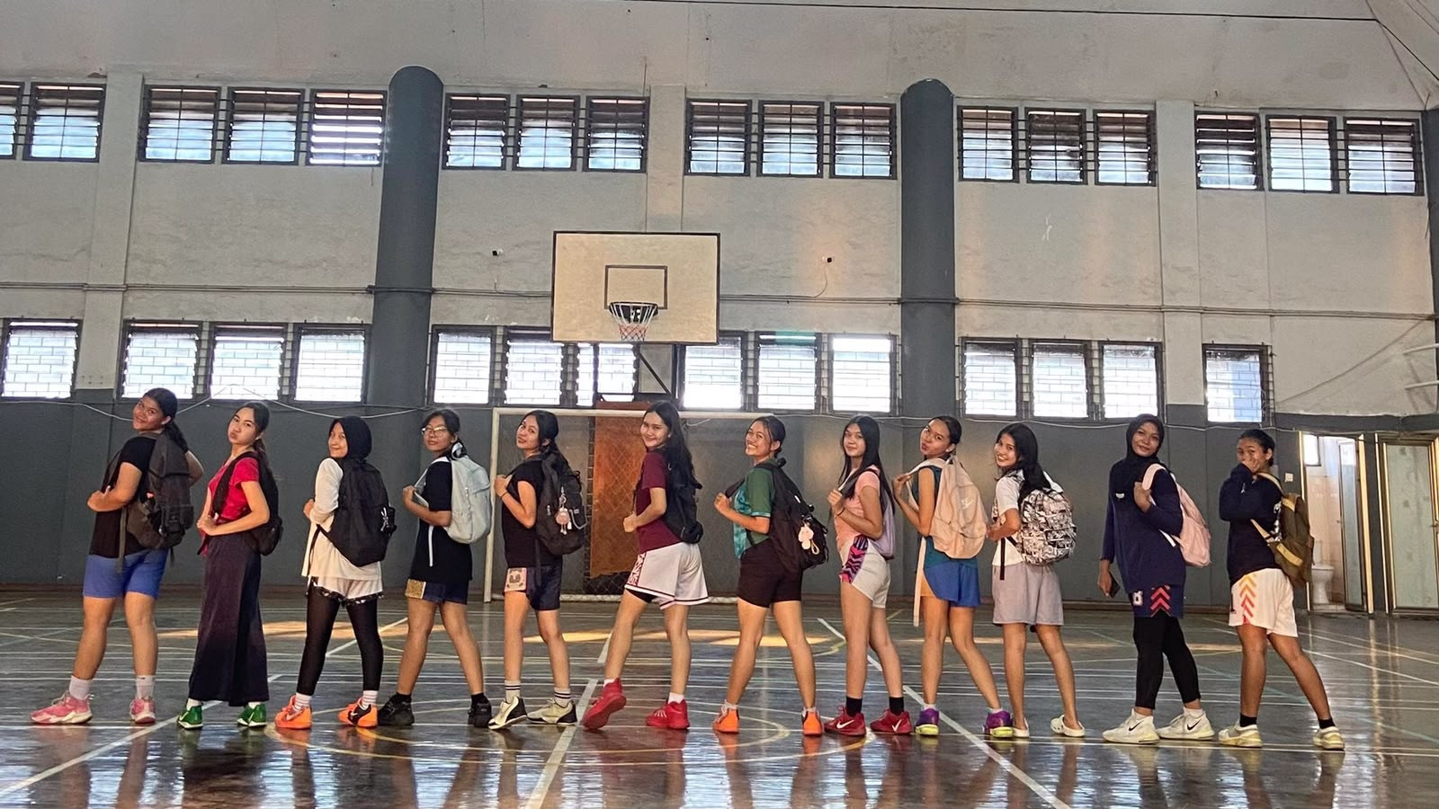Pemain tim putri SMKN 1 Surabaya (Smeas) menjalani sesi latihan fisik sebagai bagian dari persiapan menuju Honda DBL with Kopi Good Day East Java-North 2026. (Foto: dokumentasi pribadi Mutiara Olivia)