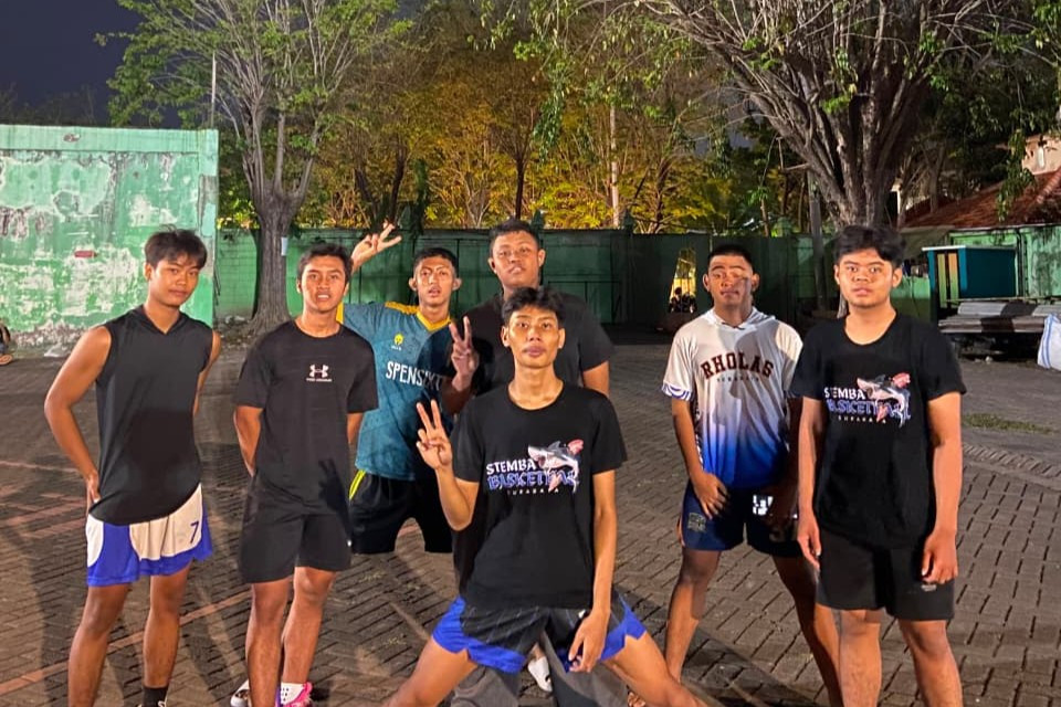 Skuad putra SMKN 5 Surabaya berfoto bersama usai menjalani sesi jogging sebagai bagian dari persiapan Honda DBL with Kopi Good Day 2026 East Java-North. (Foto: dokumentasi pribadi Goldy Nafiza)