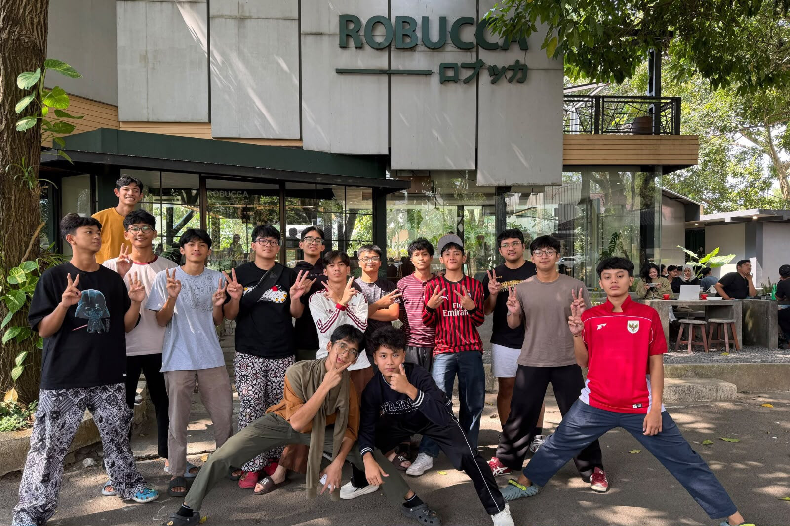 Tim putra SMAN 5 Surabaya berfoto bersama saat menjalani agenda kebersamaan di Batu Malang sebagai bagian dari persiapan Honda DBL with Kopi Good Day East Java-North 2026. (Foto: dokumentasi pribadi Aqila Rajwa)