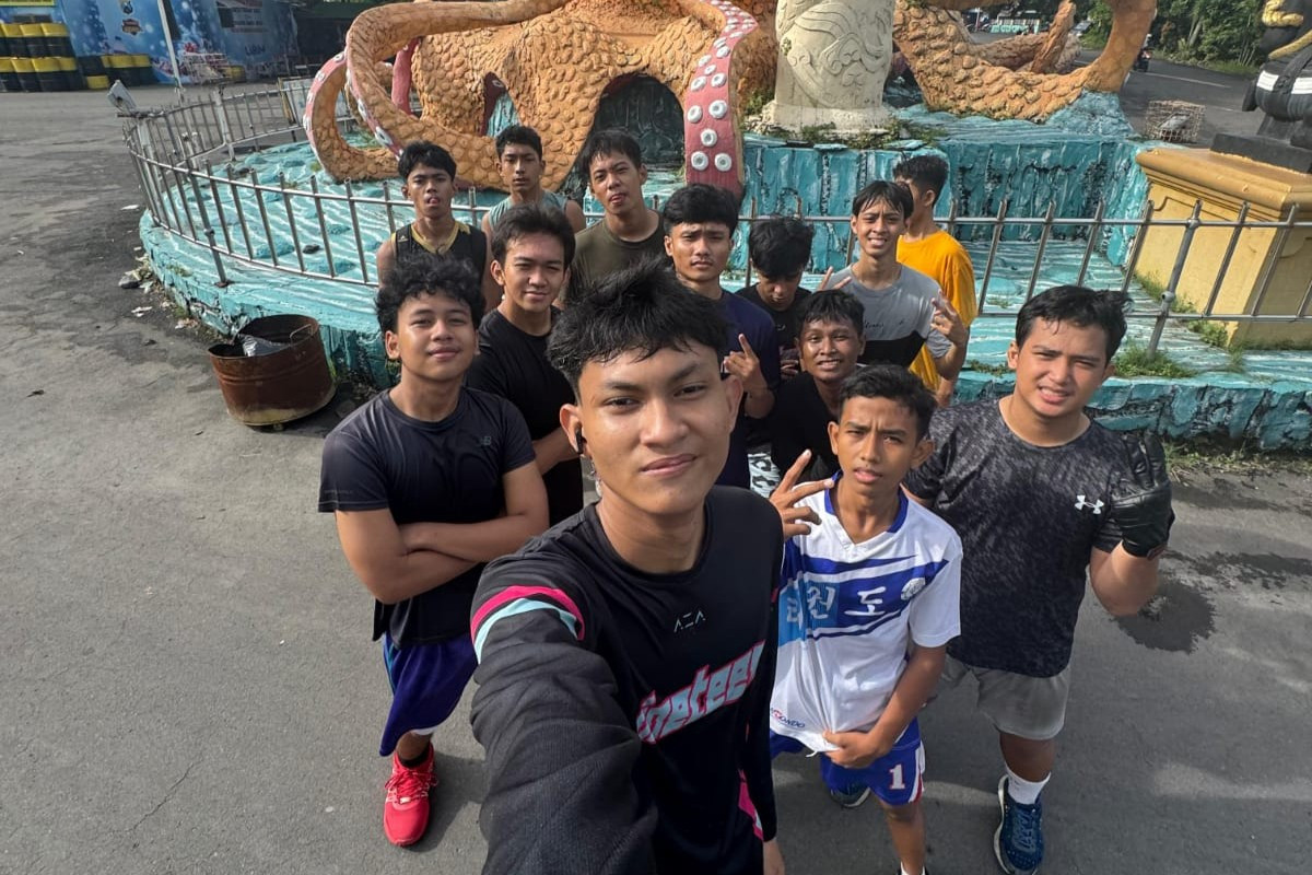 Para pemain tim Putra SMAN 19 Surabaya (Songolas) menjalani sesi lari sebagai bagian dari program latihan fisik dalam persiapan Honda DBL with Kopi Good Day 2026 East Java-North. (Foto: dokumentasi pribadi Muhammad Arrow Dicka Saputra)