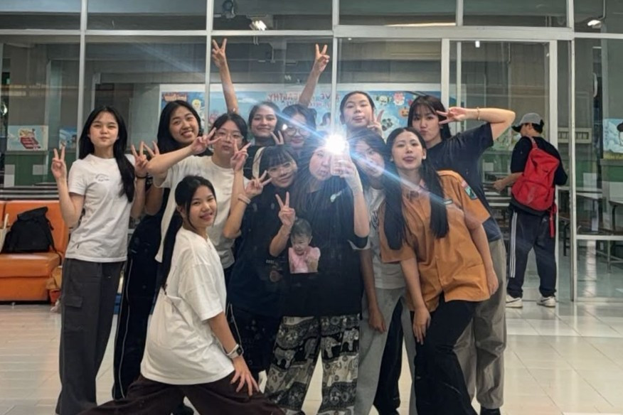 Tim dance Daxist SMA Petra 1 Surabaya berfoto bersama usai latihan menuju AQUA DBL Dance 2026 East Java-North. (Foto: dokumentasi pribadi Maryland Megan Lengkong)