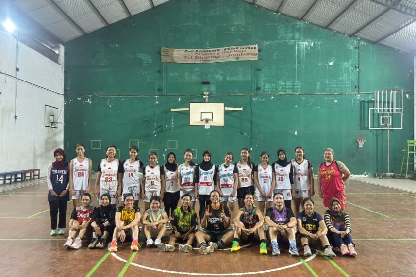 Skuad tim putri SMAN 1 Jombang (Smansajoe) menjalani sparing melawan klub senior di GOR Tri Dharma, Jombang, sebagai bagian dari persiapan menuju Honda DBL with Kopi Good Day 2026 East Java-North. (Foto: dokumentasi pribadi Latifa Aulia Rahma)