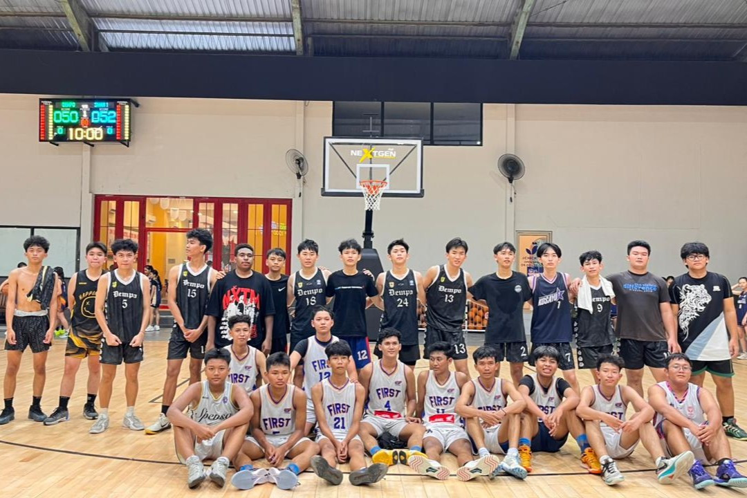 Tim putra FIRST SMAN 1 Mojokerto menjalani latih tanding melawan SMA Dempo Malang sebagai bagian dari persiapan menuju Honda DBL with Kopi Good Day 2026 East Java-North. (Foto: dokumentasi pribadi Fahrizal Ardiansyah)