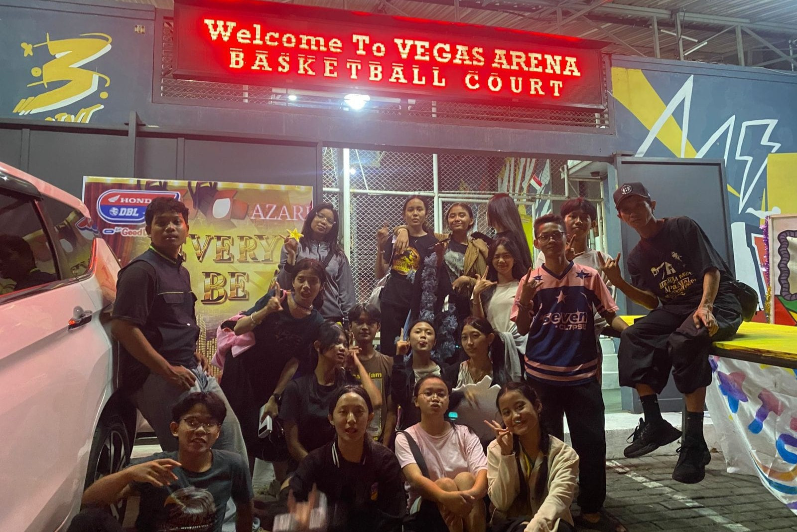 Tim dance SDOB SMAN 6 Surabaya berfoto bersama di Vegas Arena saat mengikuti rangkaian Honda DBL with Kopi Good Day East Java-North 2025. (Foto: dokumentasi pribadi Salma Ratantja)
