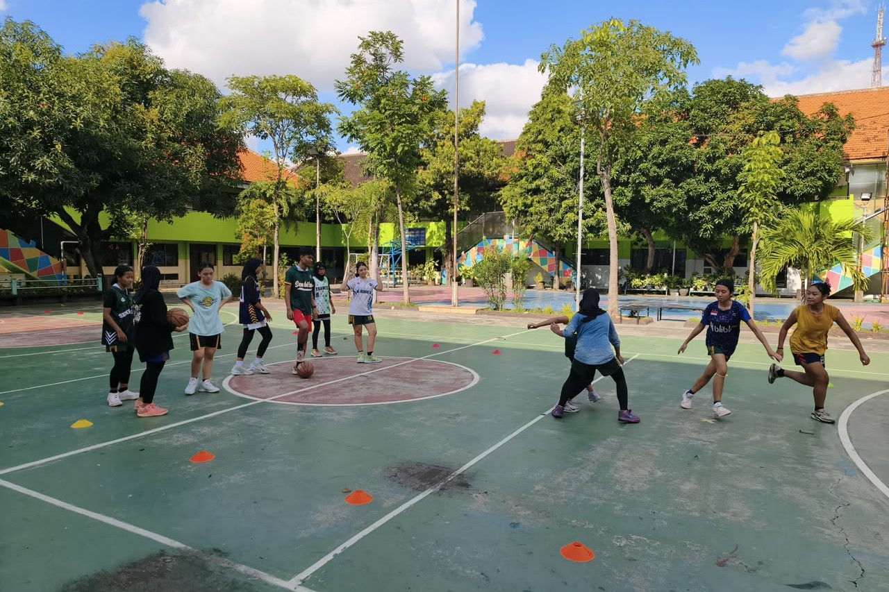Tim putri SMAN 9 Surabaya (Songo) menjalani sesi latihan sebagai persiapan menuju Honda DBL with Kopi Good Day 2026 East Java-North. (Foto: dokumentasi pribadi Amey Zandria)