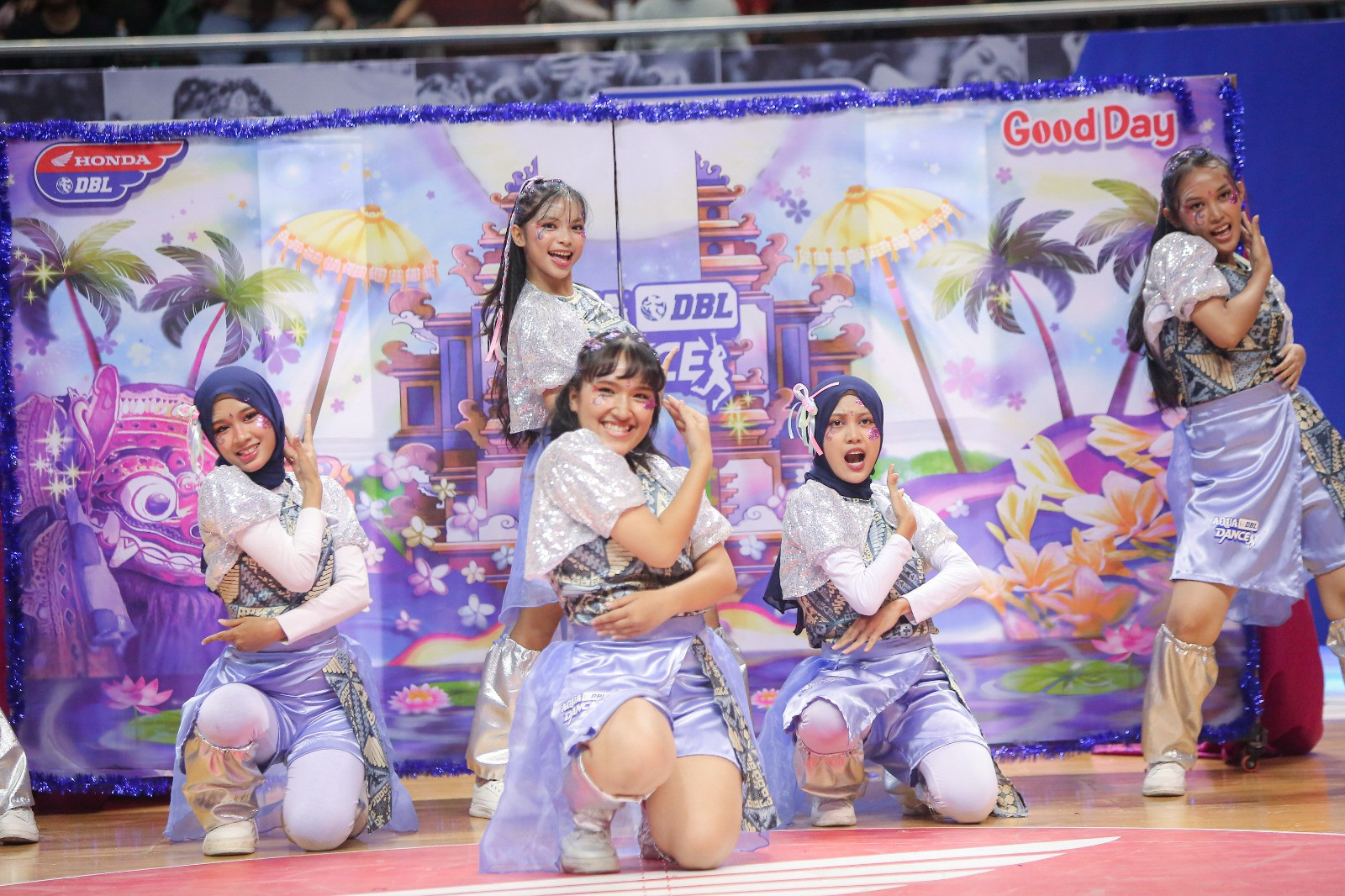 Penampilan THE FORD, tim dance SMAN 14 Surabaya, yang terinspirasi dari perjuangan Ibu Kartini di AQUA DBL Dance 2026 East Java-North yang dilangsungkan di DBL Arena, Jumat, 7 Agustus 2026