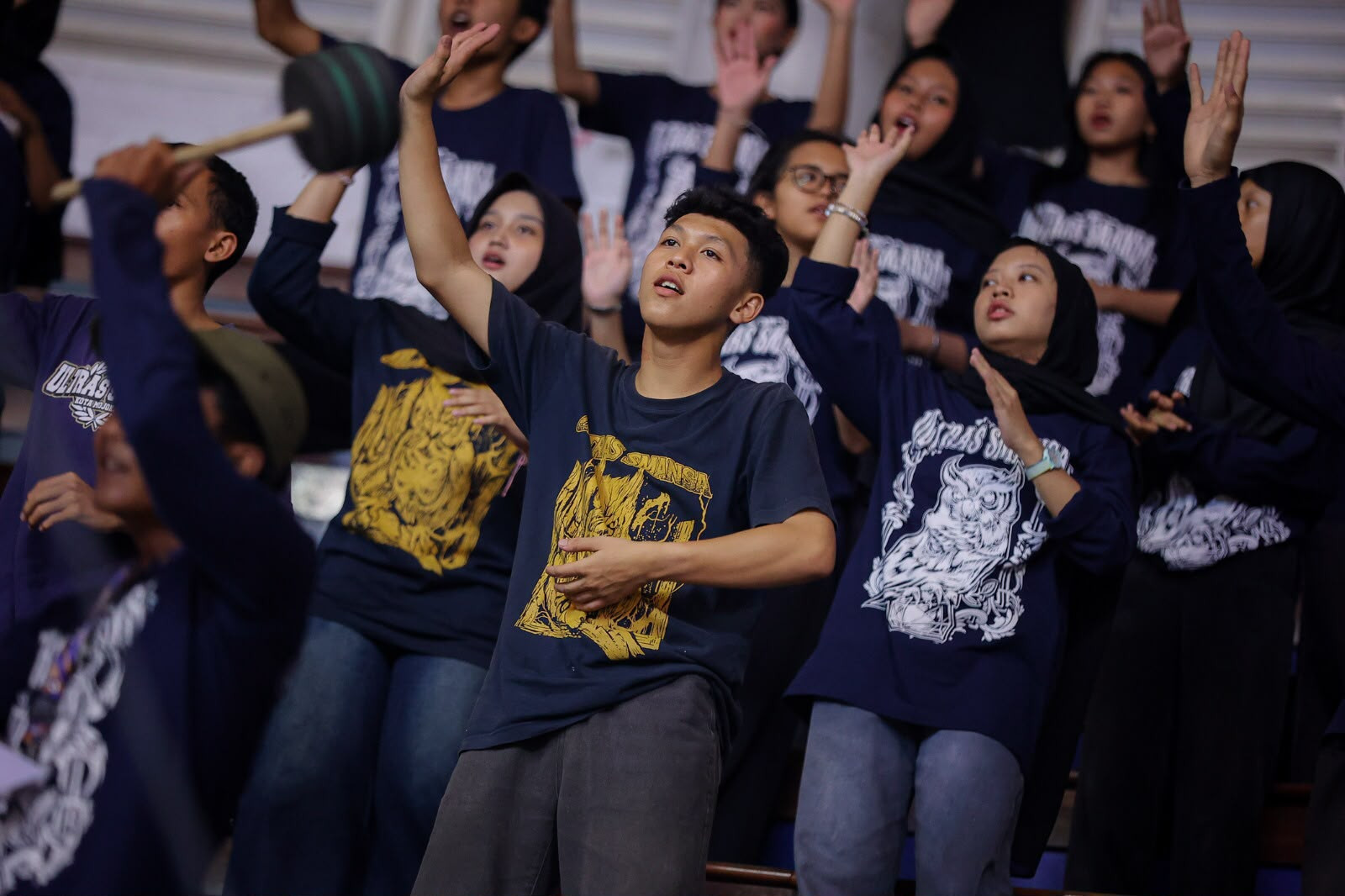 Ultras Smansa mengawal Putri FIRST dari tribun saat pertandingan Honda DBL with Kopi Good Day 2026 East Java-North di DBL Arena Surabaya.