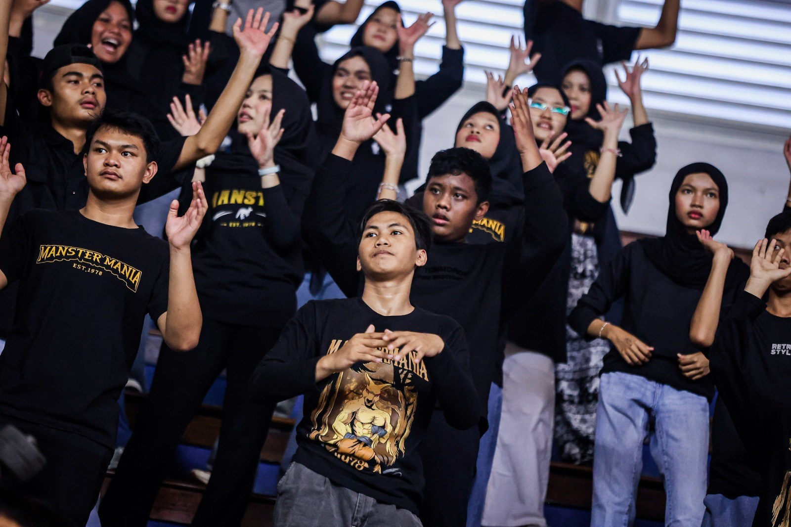 Potret MANSTERMANIA di tribun DBL Arena Surabaya ketika mendukung almamater tercinta