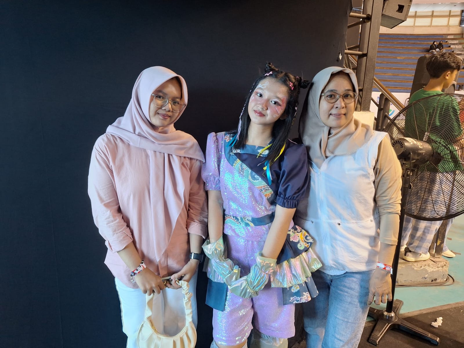 Potret Mama Ana berfoto bersama sang putri Sitoresmi Nawang Dayinta Jenar, seusai penampilan di DBL Arena, Minggu, 9 Agustus 2026