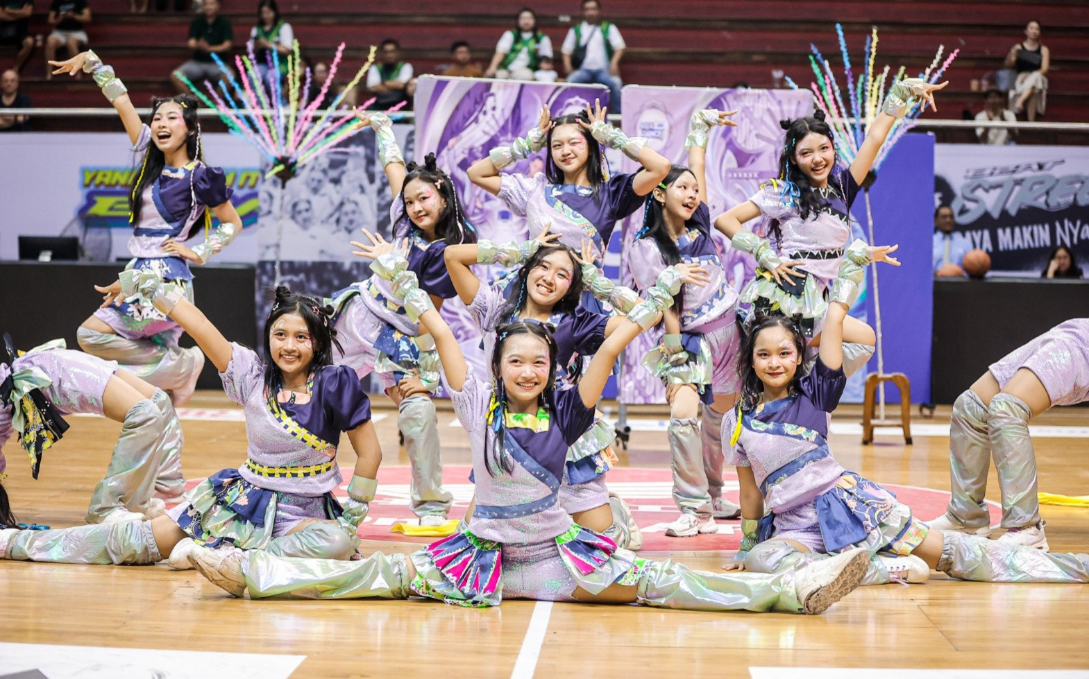 Sentramosa, tim dance SMAN 1 Tuban, bawakan konsep tarian yang mengadopsi budaya Betawi di AQUA DBL Dance 2026 East Java-North yang dilangsungkan di DBL Arena Surabaya, Minggu, 9 Agustus 2026