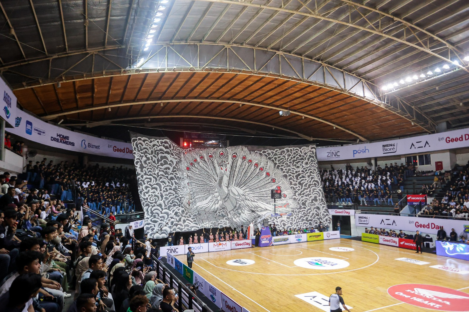Vamos Drei, suporter SMAN 3 Sidarjo, adopsi ambisi Lord Shen di DBL Arena Surabaya