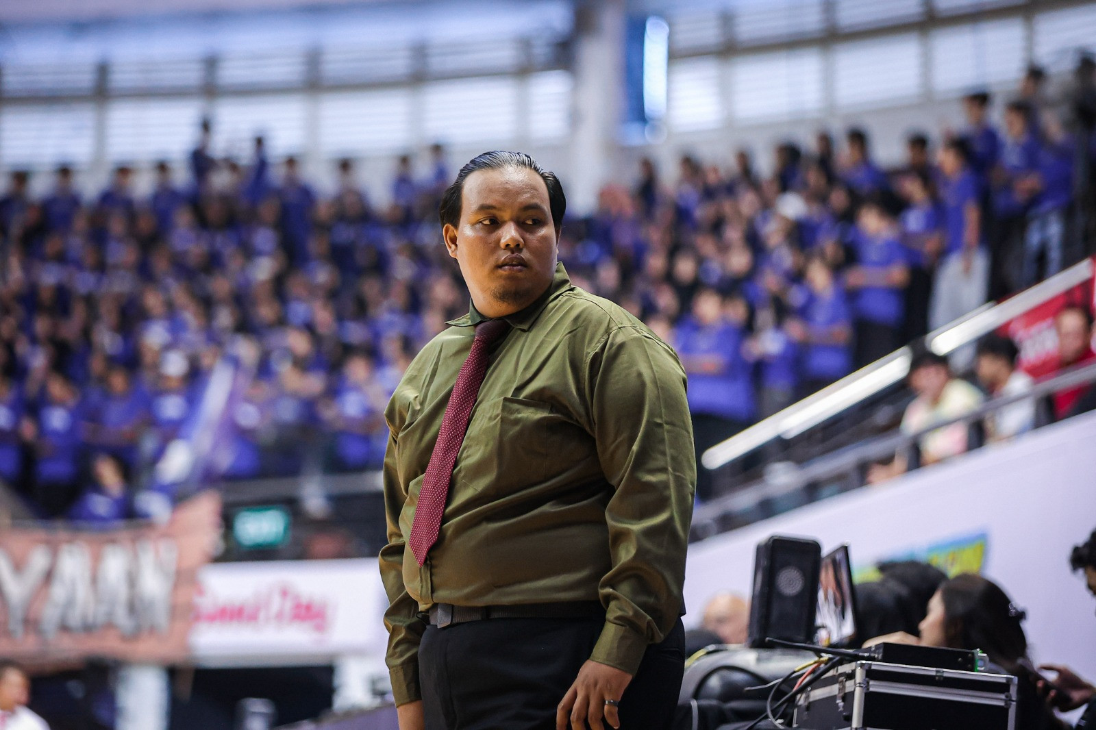 Dimas Nur Rohmi, head coach Smada Bangkalan, ketika arahkan anak didiknya di DBL Arena Surabaya