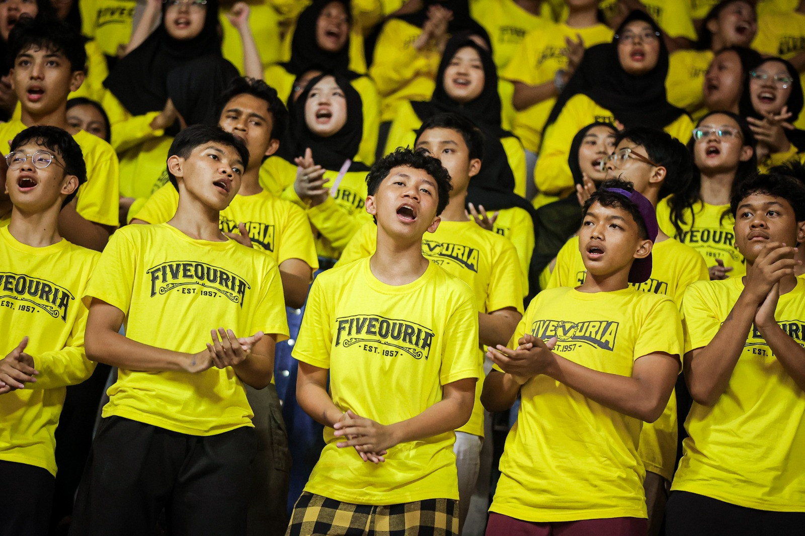 Momen Fiveouria ketika dukung tim kebanggan mereka di Honda DBL with Kopi Good Day 2026 East Java-North