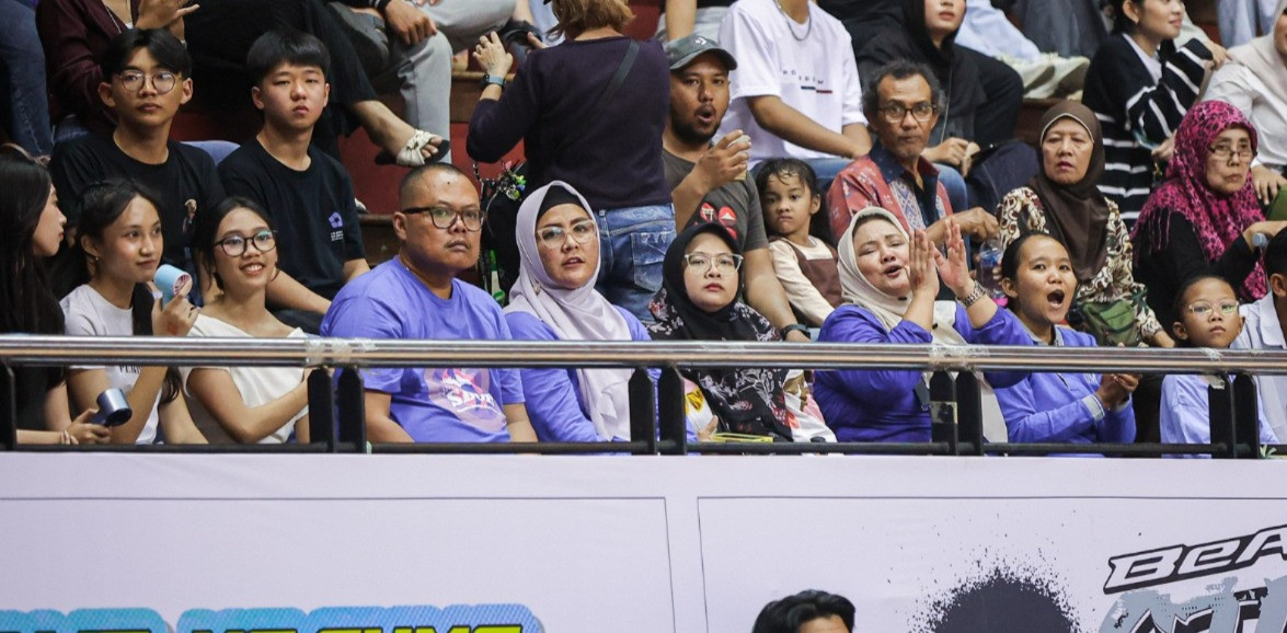 Safira (nomor lima dari kiri) ibu dari Tanaya Charissa ketika mendukung putrinya di DBL Arena Surabaya
