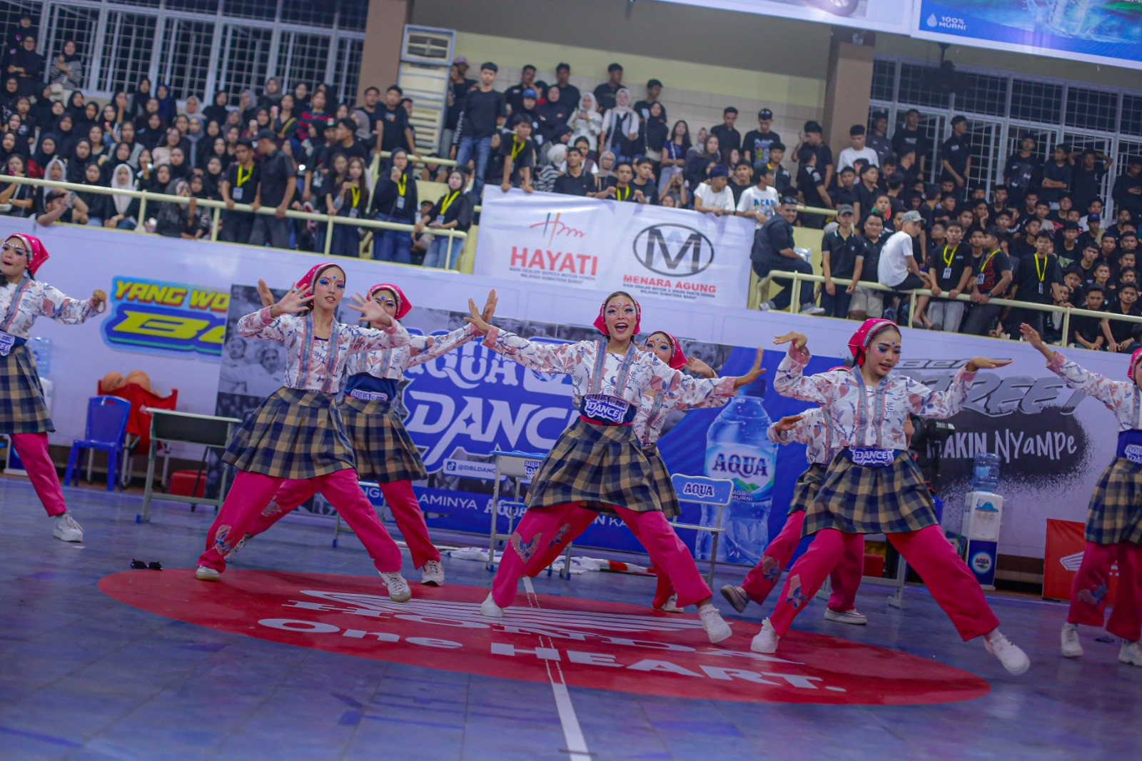 https://www.dbl.id/uploads/post/2026/08/14/Empat-Tim-Dance-Berhasil-Tampil-Memukau-di-AQUA-DBL-Dance-2026-West-Sumatra.jpg