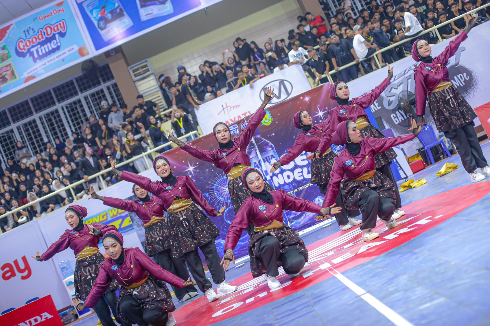 https://www.dbl.id/uploads/post/2026/08/14/Empat-Tim-Dance-Berhasil-Tampil-Memukau-di-AQUA-DBL-Dance-2026-West-Sumatra.jpg