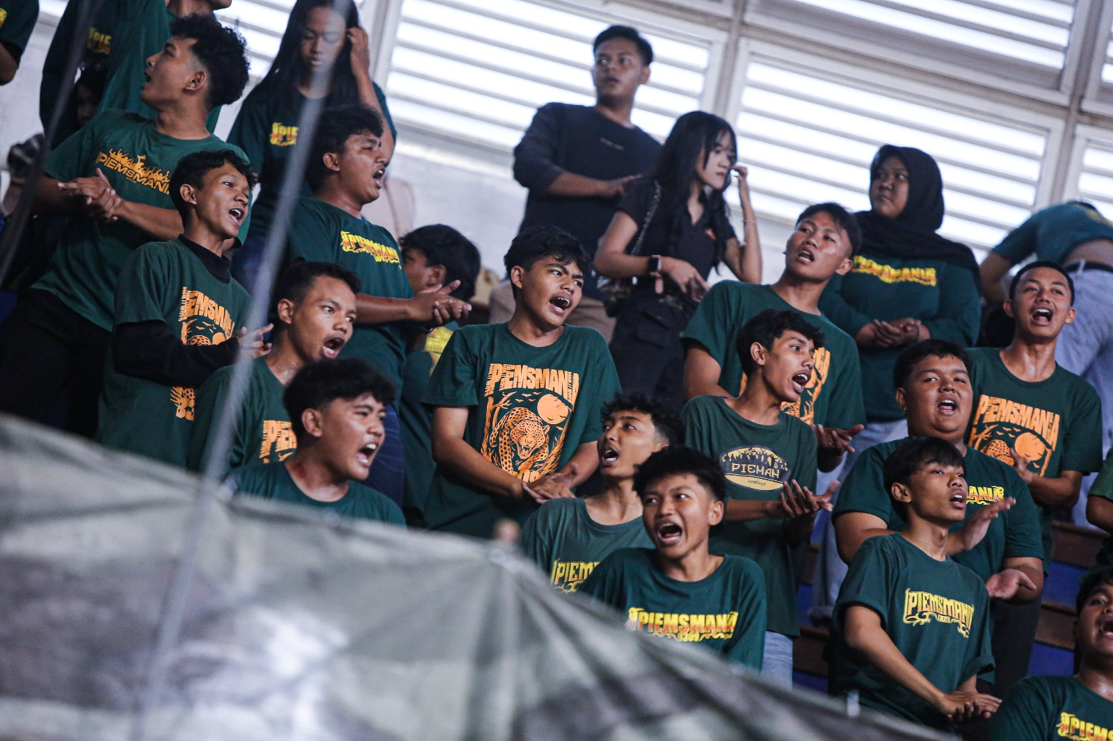 Semangat IPIEMS MANIA ketika dukung basket putra mereka di DBL Arena Surabaya