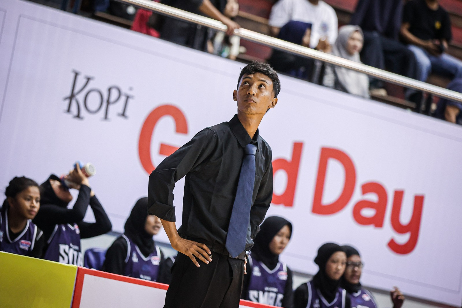 Nabil Santia Kanza, pelatih Smaga Bangkalan, ketika arahkan anak didiknya di DBL Arena Surabaya