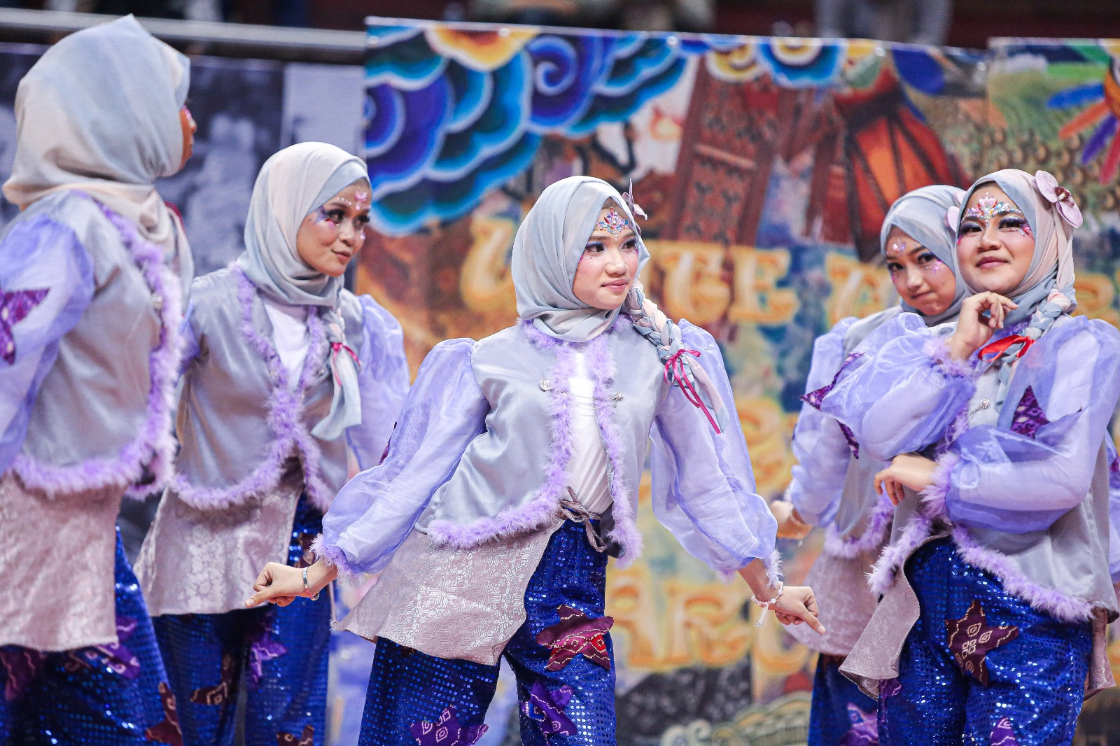Penampilan tim dance MAN Kota Surabaya di DBL Arena Surabaya