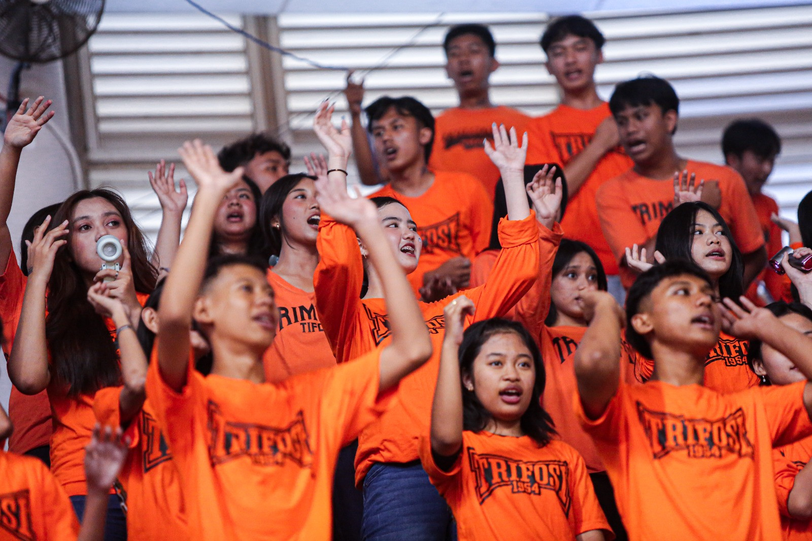 Momen Trifosi nyanyikan chant dengan penuh semangat di DBL Arena Suarabaya