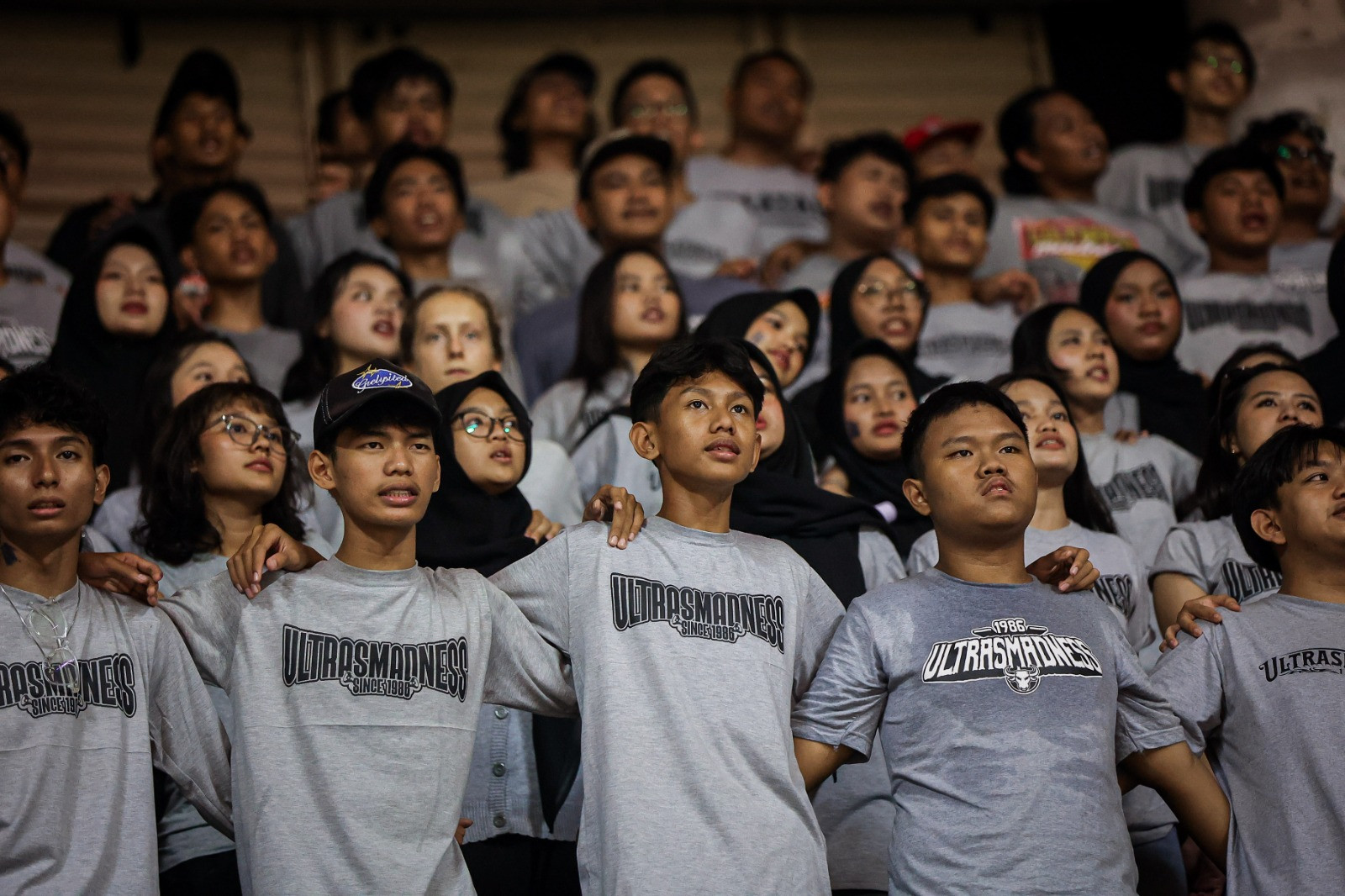Ultras Smatag Madness ketika dukung skuad putri jagoannya di DBL Arena Surabaya