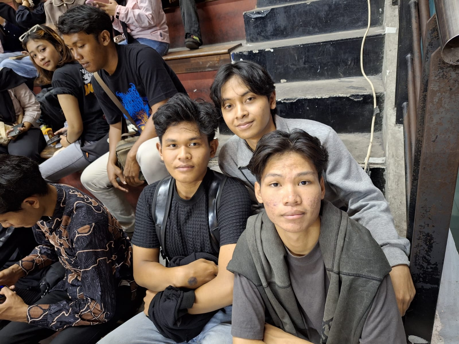 Muhammad Rizki Wahyu Syaputra (belakang) yang merupakan alumni Smadors ketika mendukung langsung adik-adiknya di DBL Arena Surabaya