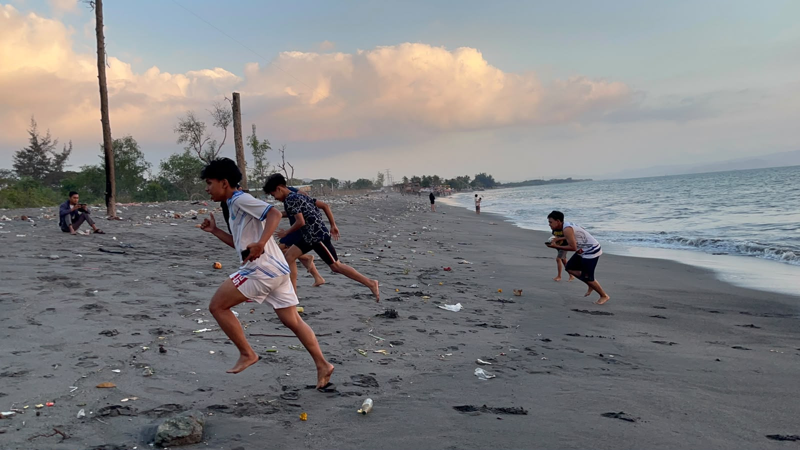 Menuju DBL Mataram Latihan Fisik di Pantai Jadi Menu Favorit Smansa Mataram