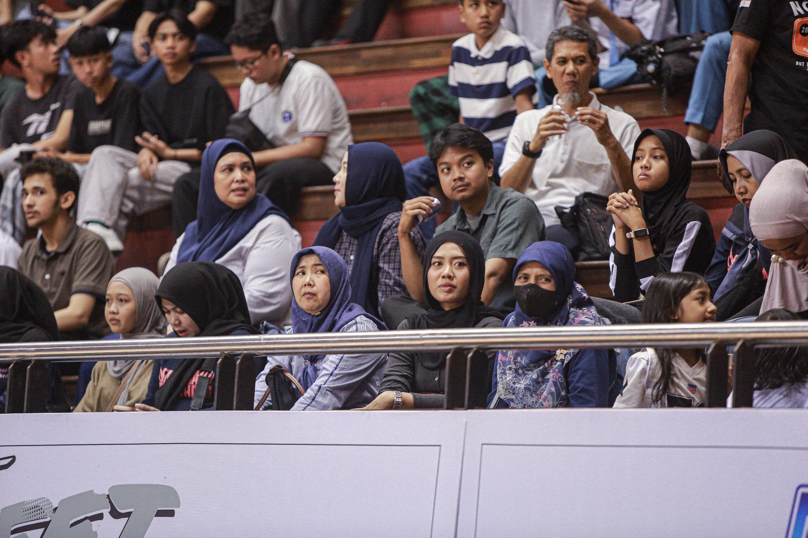 Lintang (bawah tengah yang mengenakan outfit serba hitam) ketika mendukung adiknya bersama sang mama di DBL Arena Surabaya