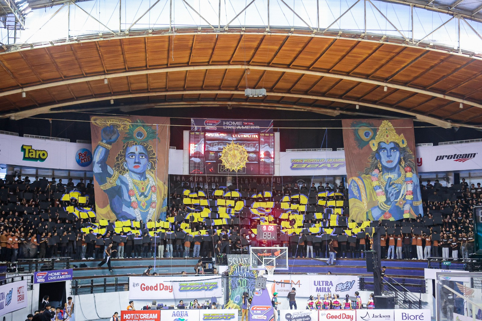 Koreo 4D berupa senjata Krishna yang dibawa TENTACLES ke DBL Arena 