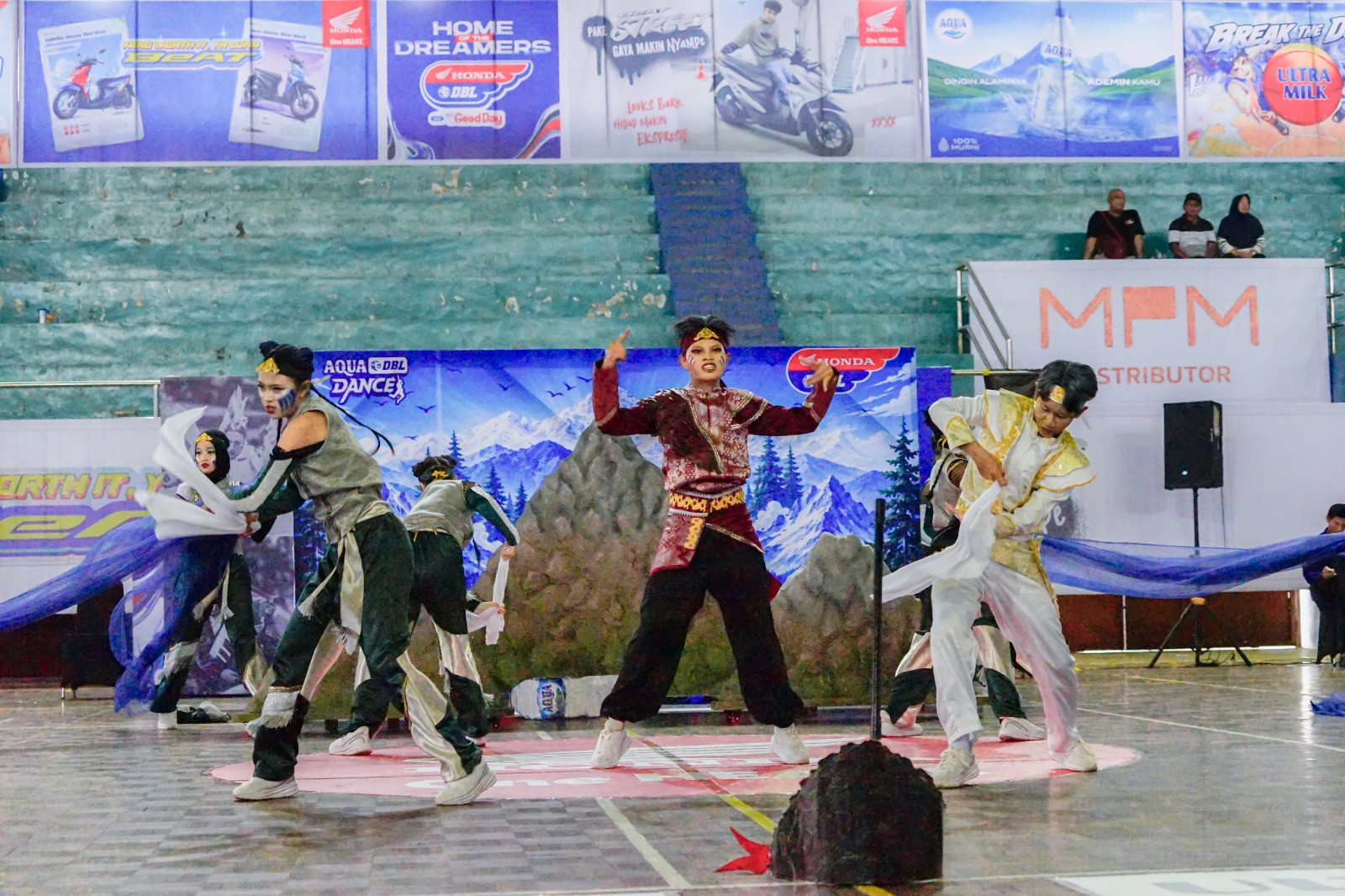 Cerita Penuh Makna Enam Penampilan Tim Dance AQUA DBL Dance 2026 East Java-West