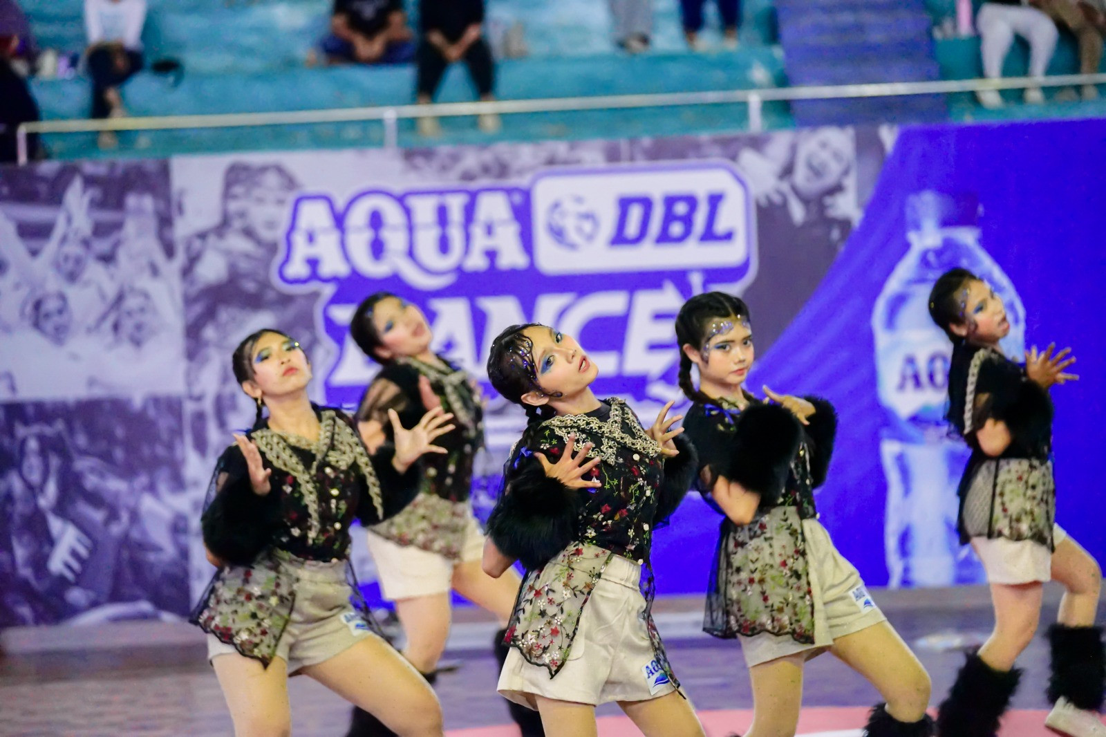 6 Tim Dance Suguhkan Aksi Memukau di AQUA DBL Dance 2026 East Java-West