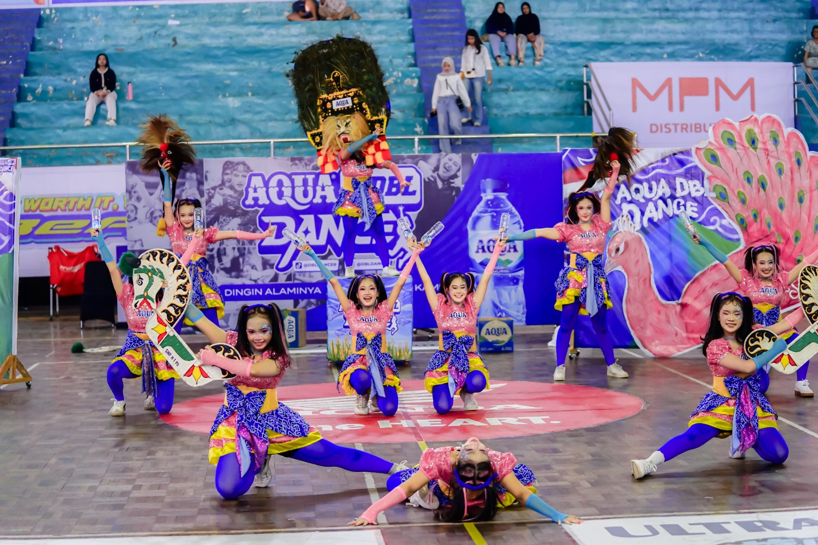 6 Tim Dance Suguhkan Aksi Memukau di AQUA DBL Dance 2026 East Java-West