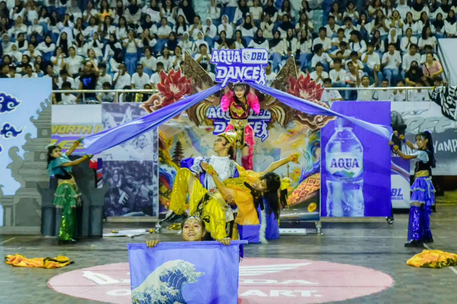 6 Tim Dance Suguhkan Aksi Memukau di AQUA DBL Dance 2026 East Java-West