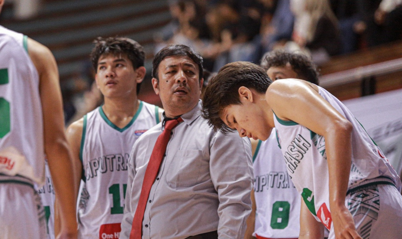 Coach Huda ketika memberi evaluasi putra SMA Ciputra Kasih di DBL Arena 