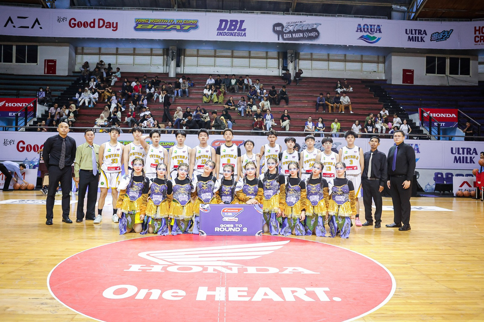 Momen skuad putra SMA Petra 2 Surabaya ketika foto bersama usai resmi mengamankan posisi di Round 2