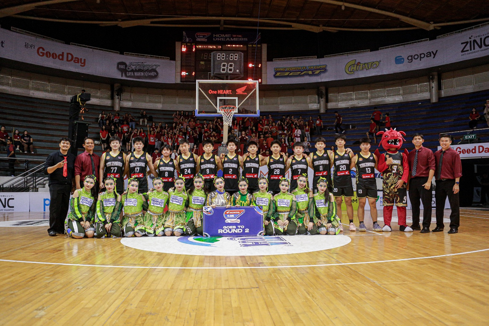 Skuad Xin Zhong foto bersama usai resmi dinyatakan lolos ke Round 2 Honda DBL with Kopi Good Day 2026 East Java-North