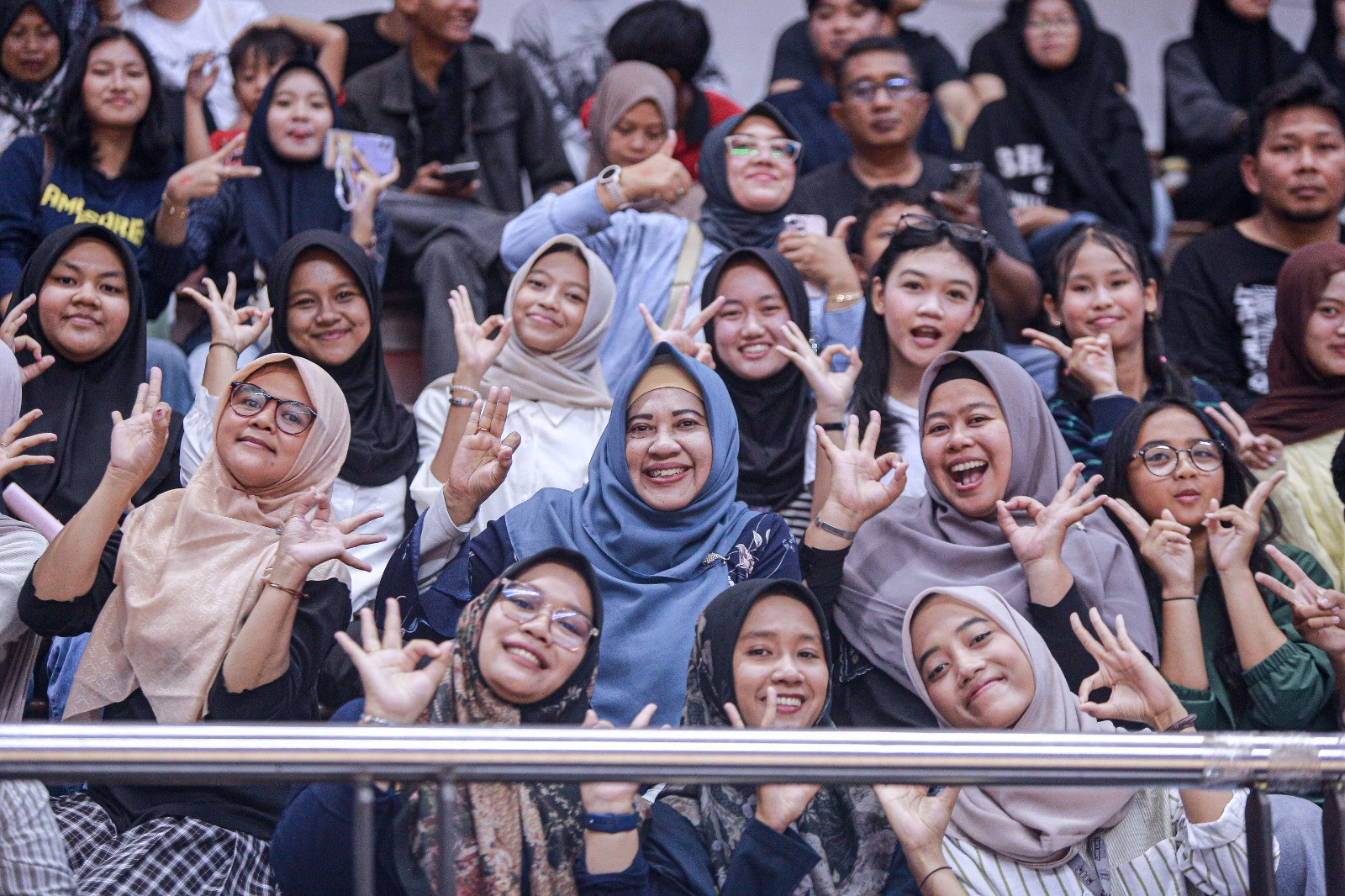 Wiwik Tri Ernawati (baris kedua yang mengenakan hijab warna biru), kepala sekolah SMAN 3 Sidoarjo, ketika menemani anak-anak didiknya berlaga di DBL Arena
