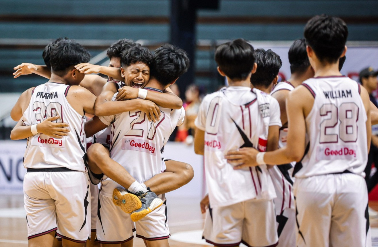 Momen skuad putra SMA Pembangunan Jaya 2 Sidoarjo merayakan kemenangan mereka di DBL Arena Surabaya
