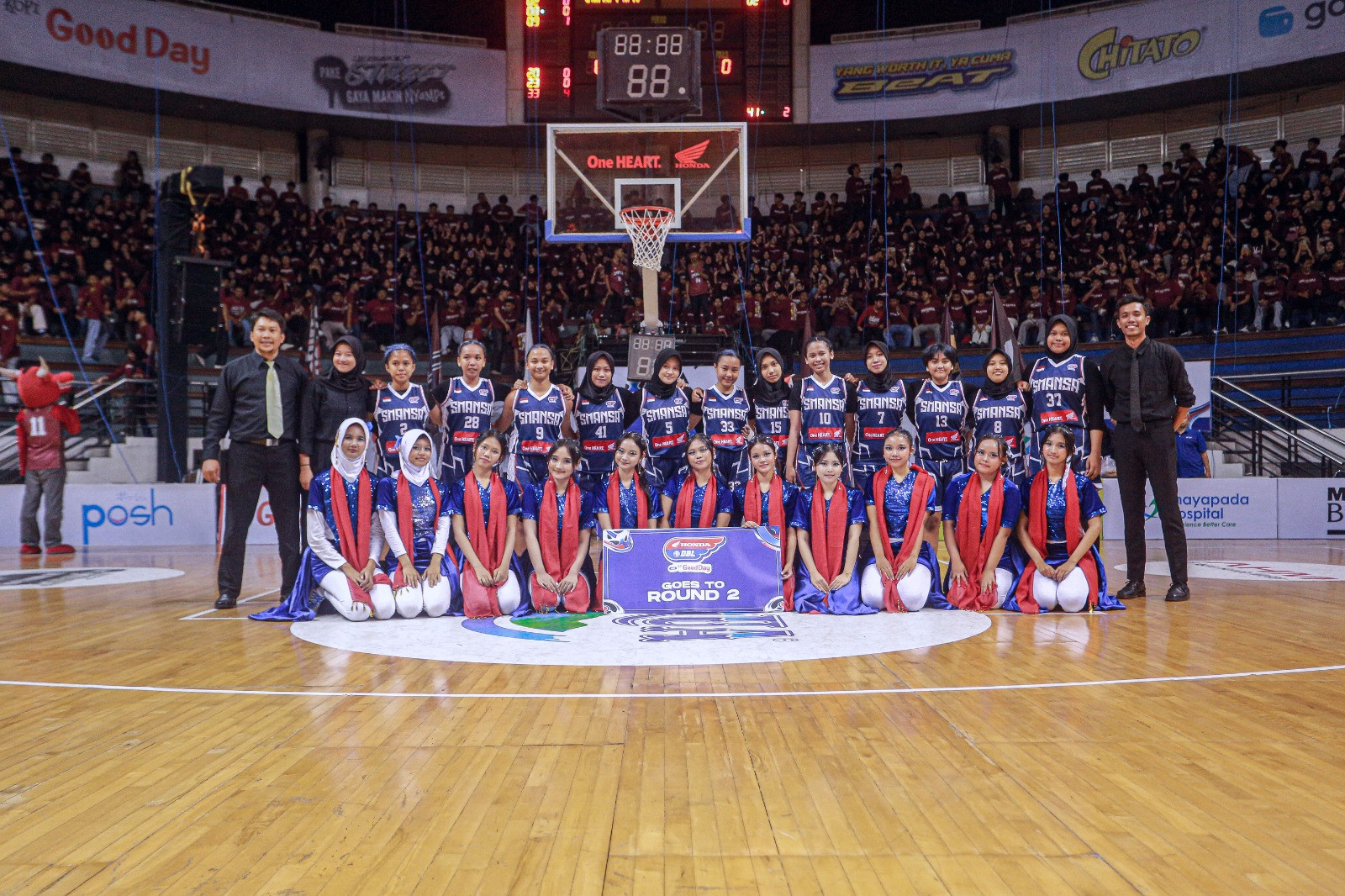Potret skuad putri Smansa Gresik foto bersama usai dinyatakan lolos Round 2 di ajang Honda DBL with Kopi Good Day 2026 East Java-North yang diselenggarakan di DBL Arena Surabaya, Sabtu, 29 Agustus 2026