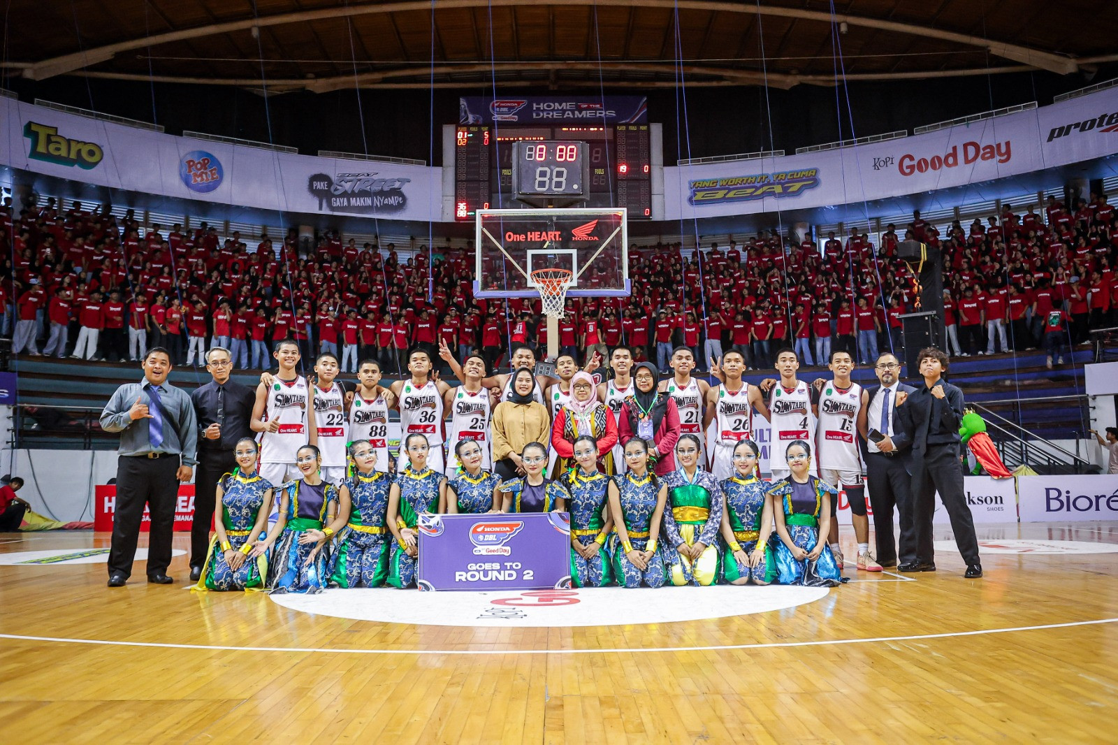 Skuad putra SMAN 1 Waru Sidoarjo foto bersama usai resmi mengamankan posisi di Round 2 Honda DBL with Kopi Good Day 2026 East Java-North