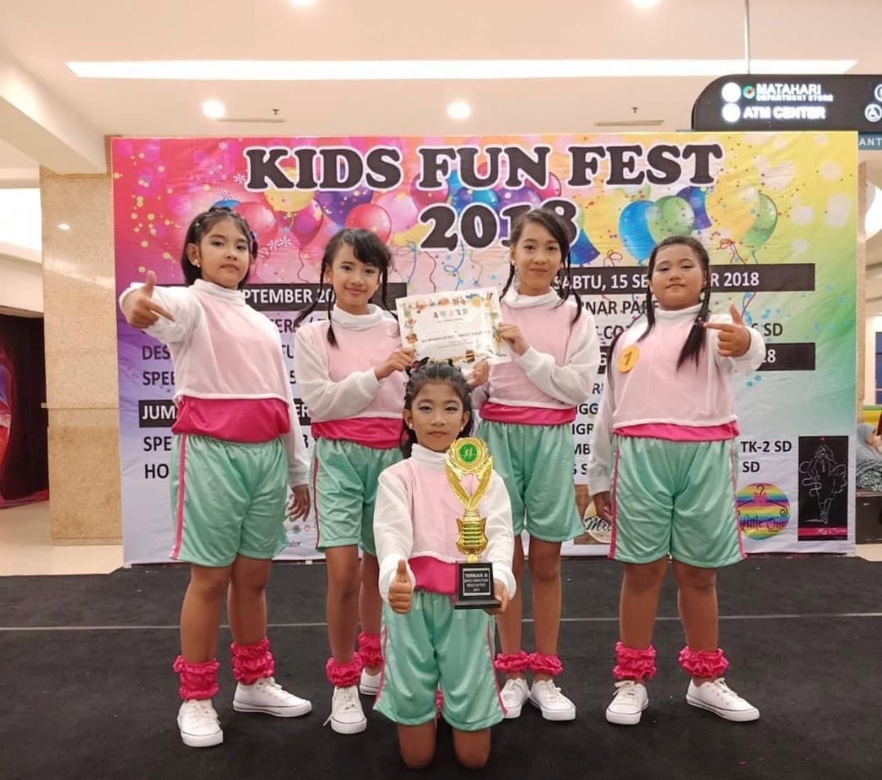Maria Yemima (paling kiri) saat mendapatkan gelar 3rd Place di festival anak yang diselenggarakan pada tahun tahun 2018
