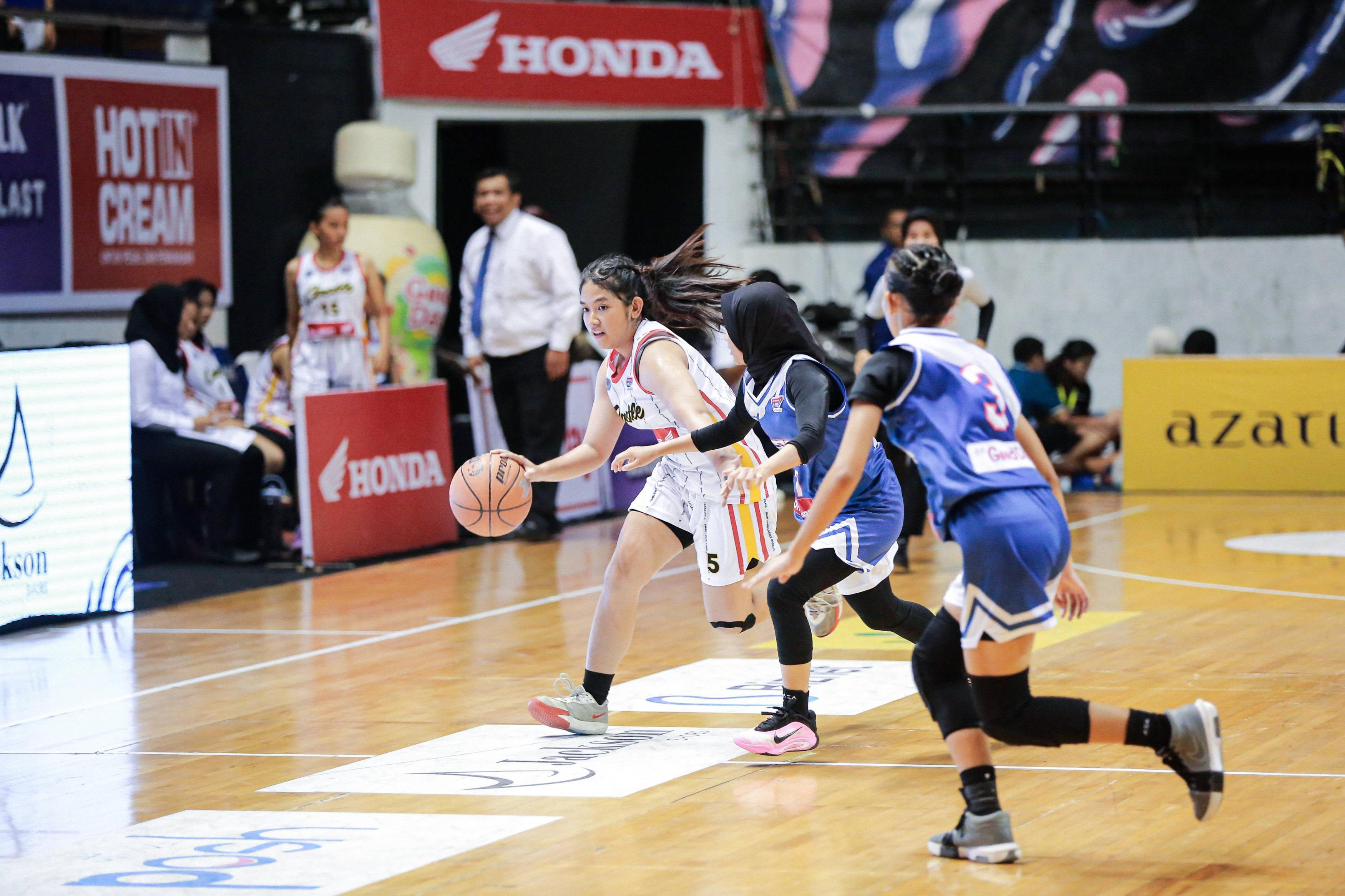 Aksi Maria Yemima saat berlaga di ajang Honda DBL with Kopi Good Day 2025 East Java-North
