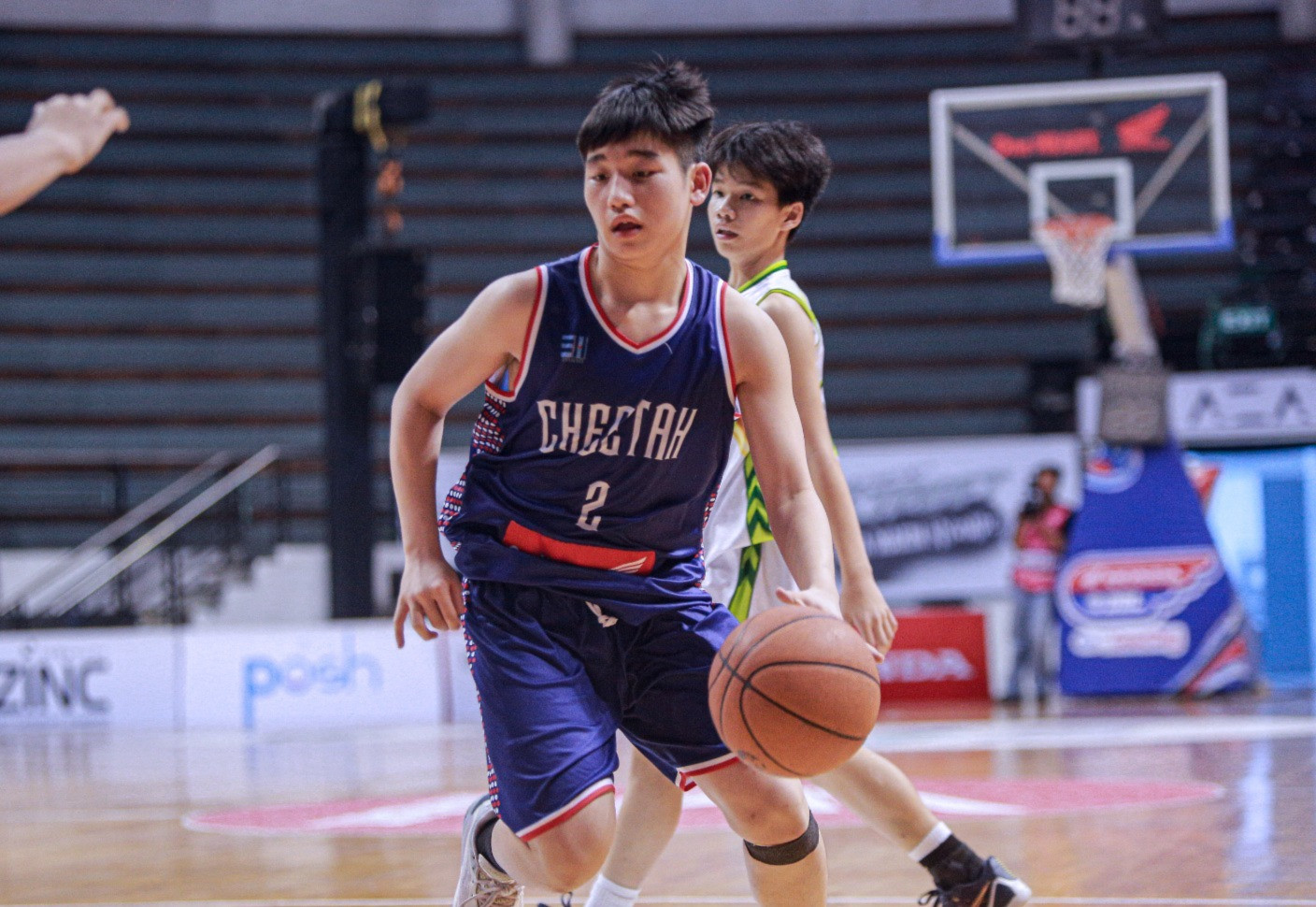 Aksi Drew Wesley Holing penggawa SMP Cita Hati East Surabaya bernomor punggung 2 saat berlaga di ajang Junior DBL 2026 Surabaya